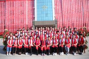 “感恩有你  一路同行”為主題的雙鷹醫(yī)療三十典在龍口市工商聯大酒店隆重召開